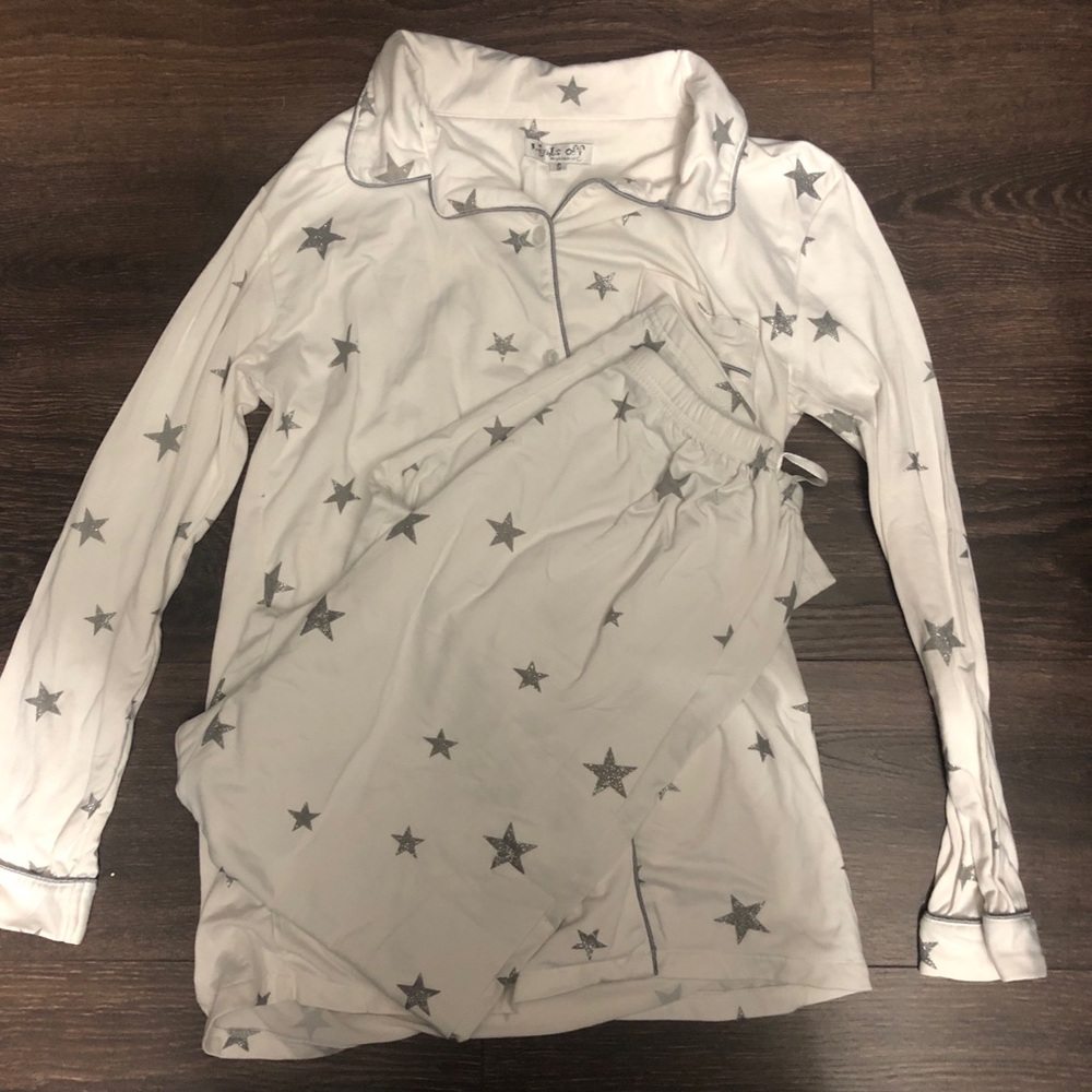Lights Off Girls' Star Print Pajama Set - White with Silver Stars